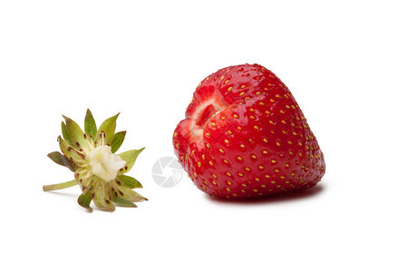 白色背景上新鲜可口的草莓图片