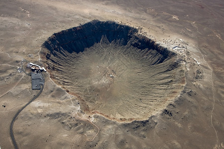 000年前坠落在地球上的镍铁陨石的撞击地点它有150英尺宽图片