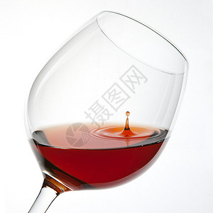 红酒杯剪影与白色背景上的滴图片