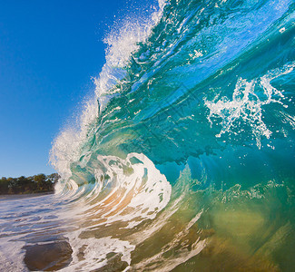 打破海浪冲过相机图片