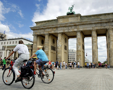 德国柏林的勃兰登堡托尔前面有两名骑自行图片