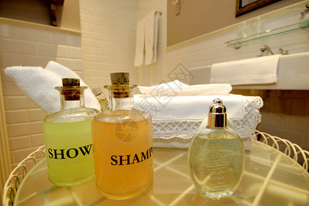 酒店的浴室配有洗发水和沐浴露图片