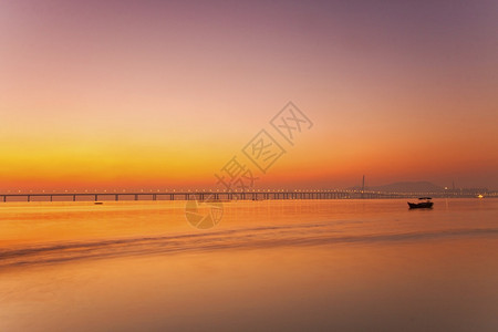 沿海岸的日落有桥梁背景高清图片
