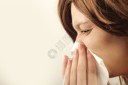 年轻女子用手帕擤鼻涕图片