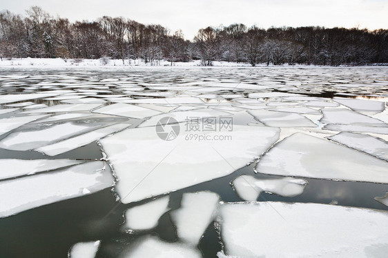 初春傍晚河上浮冰图片