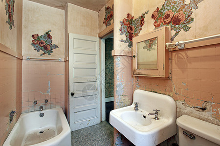 洗手间在旧的废弃房屋中图片