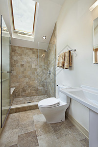 带石质淋浴和天窗的阁楼浴室图片