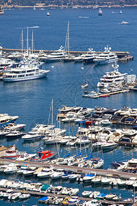 游艇在摩纳哥港口图片