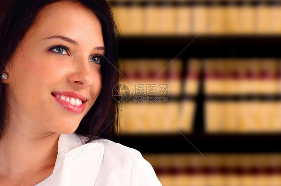 一位年轻律师站在书柜前的肖像图片