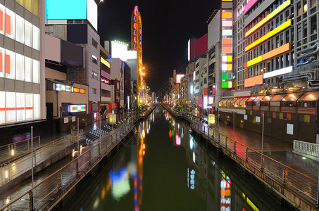 日本大阪首映夜生活与娱乐区的Dotonbori市景图片