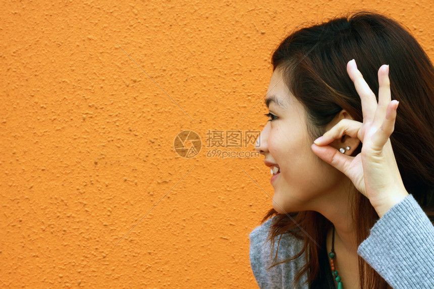 亚洲女人听到声音高清图片下载-正版图片504703811-摄图网