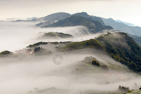 山云雾在早晨背景图片