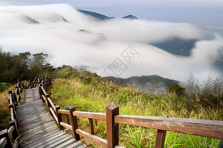 山云雾在早晨背景图片