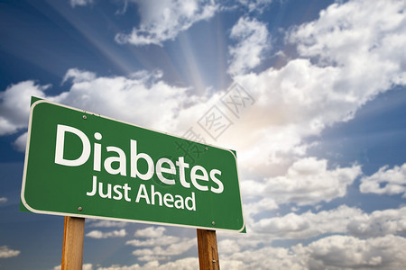 糖尿病只是前面绿色路标与戏剧云图片
