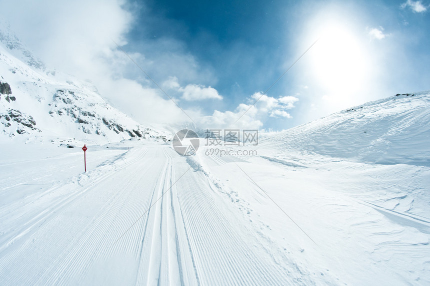 带滑雪道的冬季景观图片