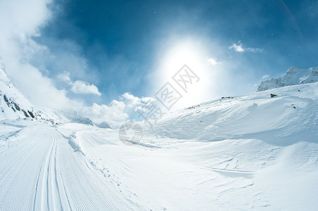 带滑雪道的冬季景观图片