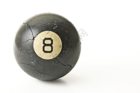 一个旧的破碎和精巧使用的八球孤立图片