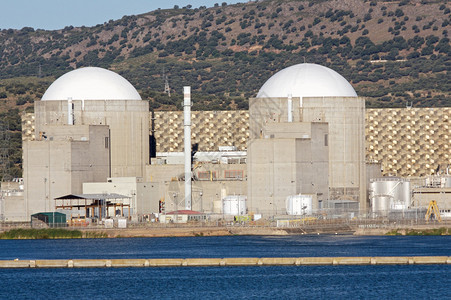有两个原子反应堆的核电站图片