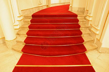 铺着红地毯的楼梯图片