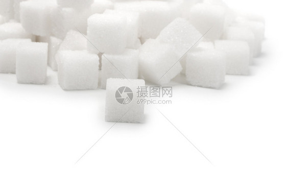 孤立在白色背景上的块糖堆图片