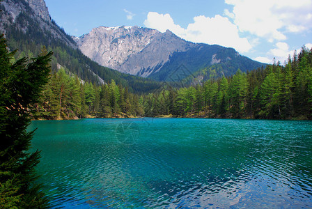 寒冷的山湖绿在徒步旅行时图片