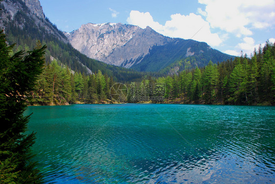 寒冷的山湖绿在徒步旅行时图片