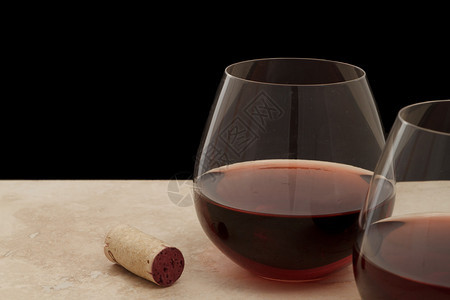 两杯无干红葡萄酒放在一个酒吧顶端图片
