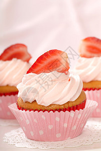 美味的香草蛋糕配草莓糖霜和新鲜草莓图片