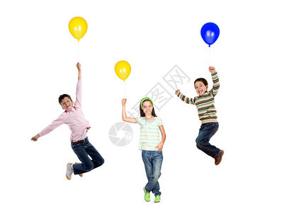 三名儿童乘气球飞翔夸大了热气球在白色图片