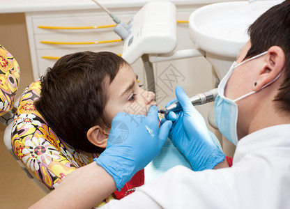 小男孩在牙医的办图片