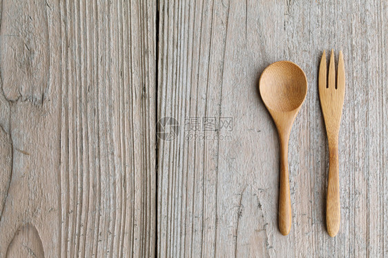 桌子上的木勺和叉子图片
