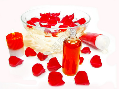 Spa发膜奶油香薰油蜡烛精华和红玫瑰花瓣图片