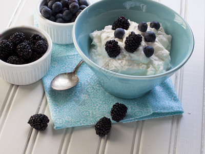 新鲜黑莓和蓝莓搭配脱脂希腊酸奶背景图片
