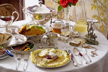 捷克传统餐点和复古餐具的静物图片