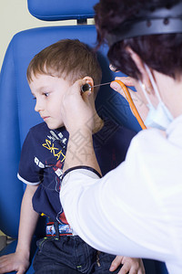 由耳鼻喉科医生对儿童进行图片