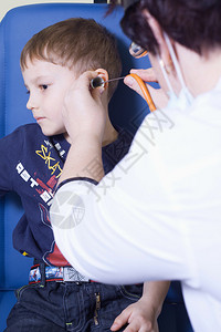 由耳鼻喉科医生对儿童进行图片
