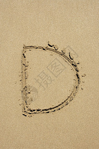 写在沙滩上的D字母图片