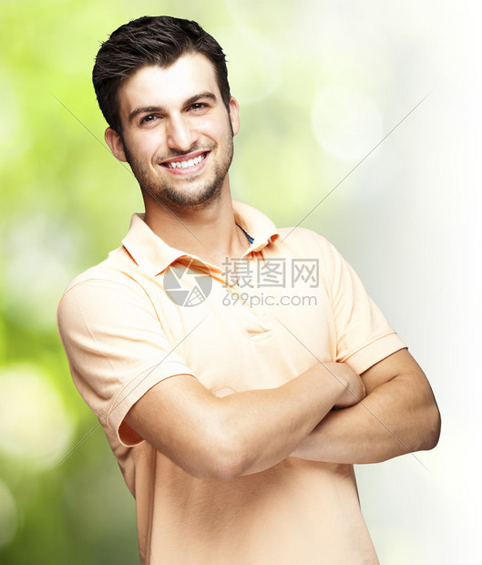 一位快乐的年轻男子在自然背景图片