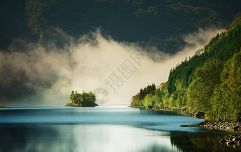 湖边的雾图片