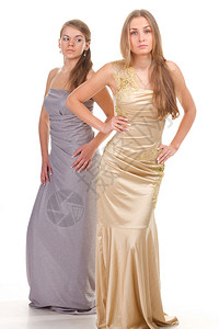 她朋友的爱慕两个朋友穿着和银色礼服图片
