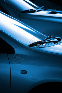 黑色和蓝色图像与两辆汽车挡风玻璃刮水器的细图片