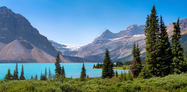 美丽的自然景观全景与蔚蓝的山湖和著名的落基山脉在加拿大艾伯塔省班夫国图片
