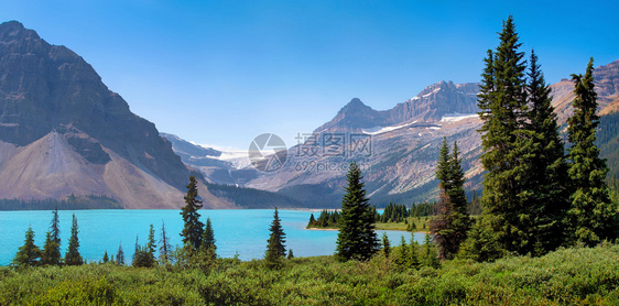 美丽的自然景观全景与蔚蓝的山湖和著名的落基山脉在加拿大艾伯塔省班夫国图片