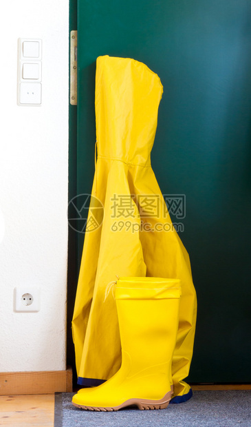 黄色雨衣和橡胶靴图片