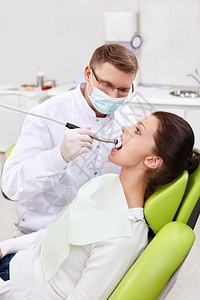 牙医治疗病人的牙齿图片