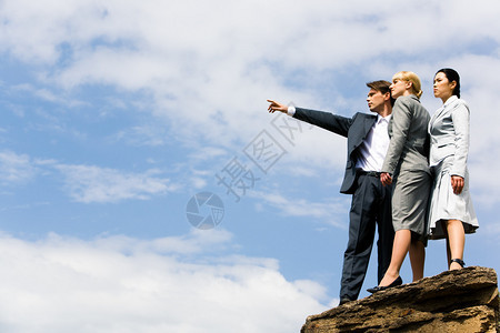 站在巨石上人指着距离的某物时图片