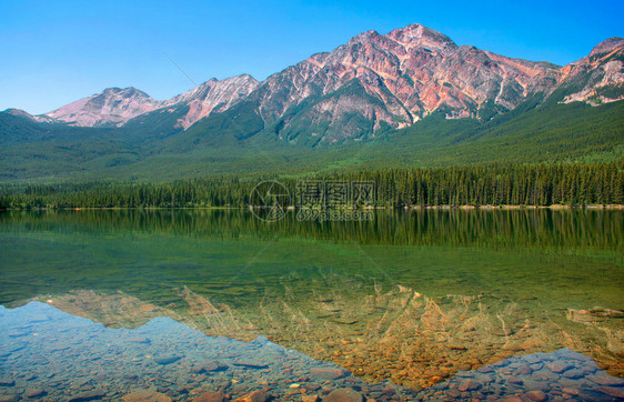 加拿大艾伯塔省班夫公园山湖风景自然景观图片