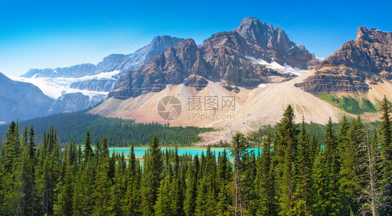 加拿大艾伯塔省班夫公园的落基山脉和蔚蓝山湖的图片