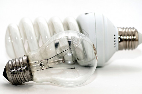 两代光灯泡定期白种节能荧光和LED在白色背景中与图片