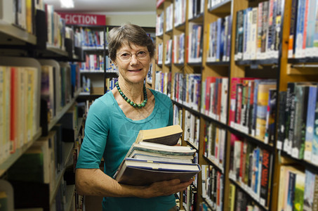 一名女图书管理员在图书馆图片